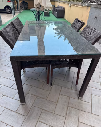 Tavolo in rattan con 4 sedie