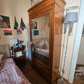 Armadio antico in noce con specchio
