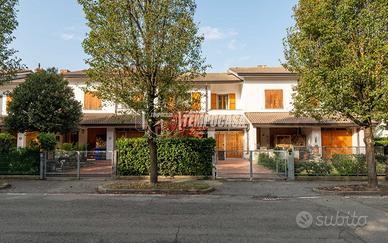 Villa a schiera con taverna e doppio giardino