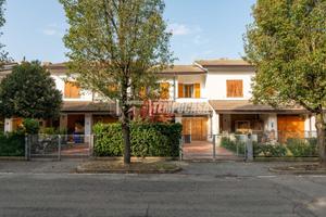Villa a schiera con taverna e doppio giardino