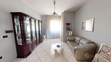 Quadrilocale con posti auto e accessori