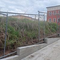 Recenzione da cantiere e rete con palo