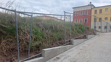 Recenzione da cantiere e rete con palo