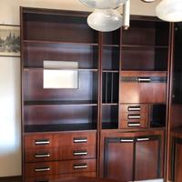 Angolo soggiorno in legno wengè.