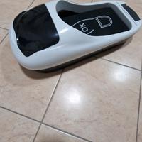 dispenser automatico di copri-scarpe monouso.