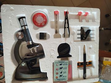 Microscopio con kit completo per esperimenti