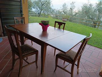 Tavolo in legno con sedie
