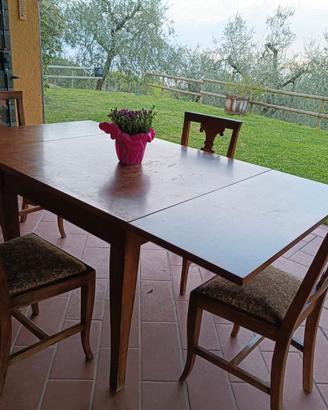 Tavolo in legno con sedie