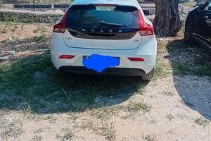 Volvo v40 trattabile senza problemi, pochi km