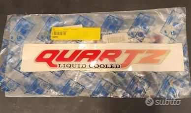 TARGHETTA LATERALE PIAGGIO QUARTZ COLORE ROSSO