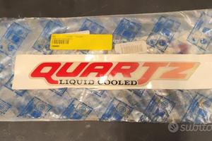 TARGHETTA LATERALE PIAGGIO QUARTZ COLORE ROSSO