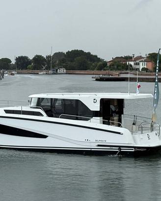 Delphia 10 Sedan natante