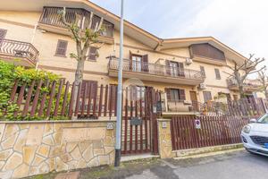 VILLA A SCHIERA A ROMA