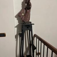 Piedistallo con statua