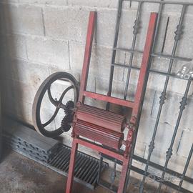 pigiatrice per uva manuale vintage