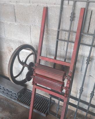 pigiatrice per uva manuale vintage