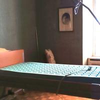 letto con materasso antidecubito e sollevatore