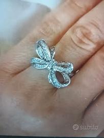Anello fiocchetto scintillante. Nuovo.