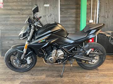 Moto naked qj motor srk 700