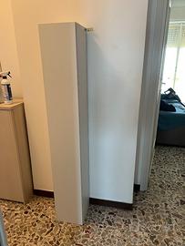Colonna bagno bianca con ripiani in vetro