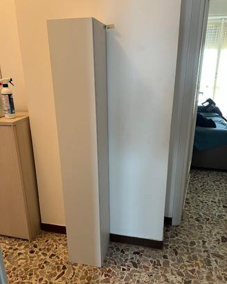 Colonna bagno bianca con ripiani in vetro