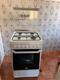 Cucina Indesit 4 fuochi a gas con forno elettrico