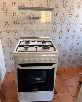Cucina Indesit 4 fuochi a gas con forno elettrico