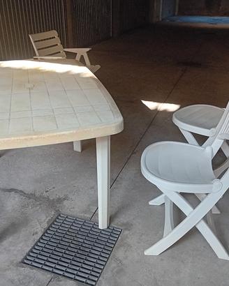 tavolo con sedie da esterno
