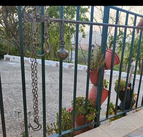 Valanzuni con statìa antica a braccio in metallo. 