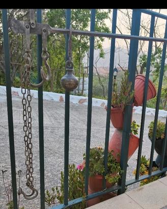 Valanzuni con statìa antica a braccio in metallo. 