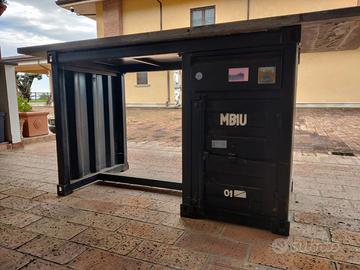 Scrivania in metallo vintage.