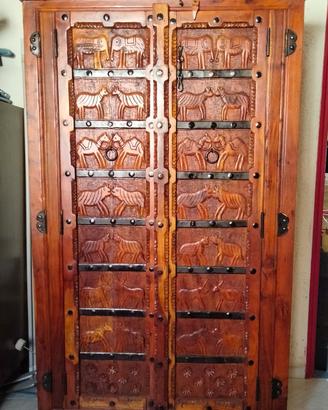 Armadio etnico in legno massello