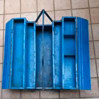 Cassetta ferro e attrezzi vari