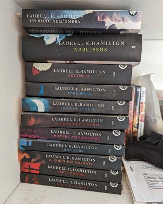 11 libri laurell k Hamilton 