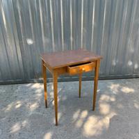 Tavolino alto con piano in formica e cassetto