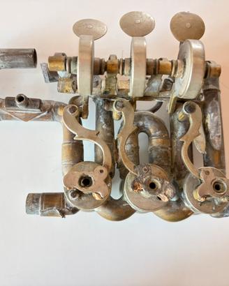 Strumenti a fiato valvole in ottone antico
