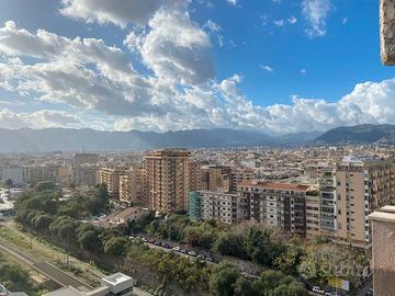 Attico con terrazzo 5 vani Via Autonomia Sicilia