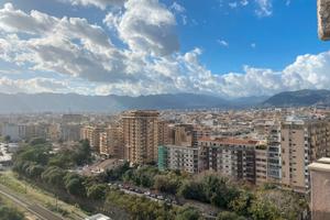 Attico con terrazzo 5 vani Via Autonomia Sicilia