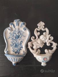 2 Acquasantiere da parete in ceramica d'arte