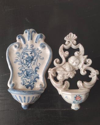 2 Acquasantiere da parete in ceramica d'arte