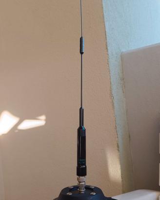 Antenna veicolare bibanda più base magnetica