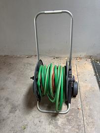 Carrello con canna acqua per giardino