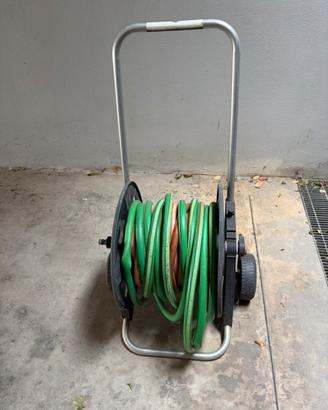 Carrello con canna acqua per giardino