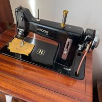 Macchina da cucire vintage Necchi-mobile originale