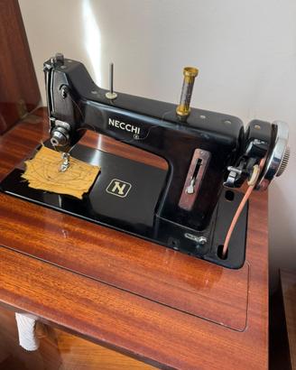 Macchina da cucire vintage Necchi-mobile originale