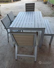 Tavolo da esterno con sedie e panca