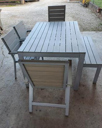 Tavolo da esterno con sedie e panca