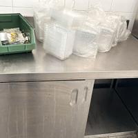 Tavolo armadiato in acciaio inox