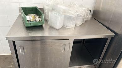 Tavolo armadiato in acciaio inox
