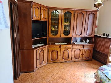 MOBILI IN CASTAGNO
